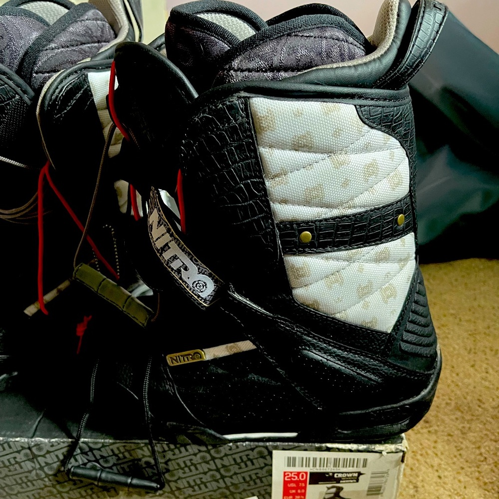 Snowboard boots  never worn.